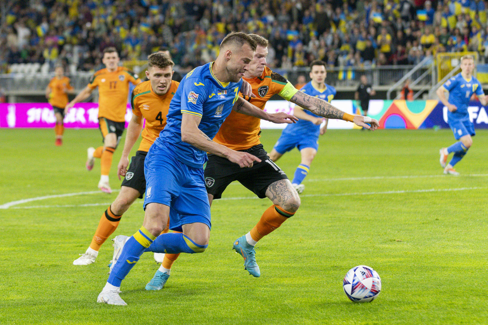 欧预赛事紧张激烈,球员们争夺荣誉和胜利的简单介绍 欧预赛事紧张激烈,球员们争夺荣誉和胜利的简单介绍