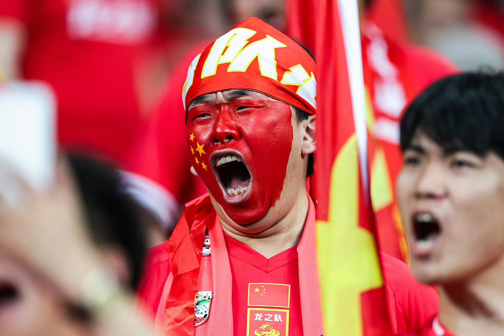 九游课程-足球狂热，球迷呐喊助威不停歇